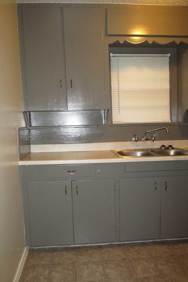 Building Photo - 2/1 with bonus room in Cherrywood Available August!