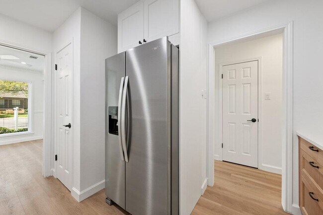 Building Photo - 7201 Chimney Corners