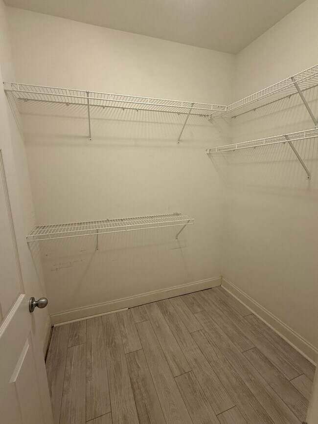 Building Photo - Chelsea Park - One Level 2 Bedroom on a Cu...