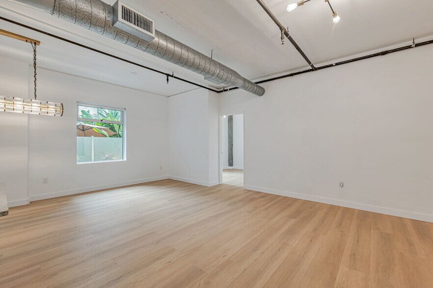 Building Photo - 645 W 9th St