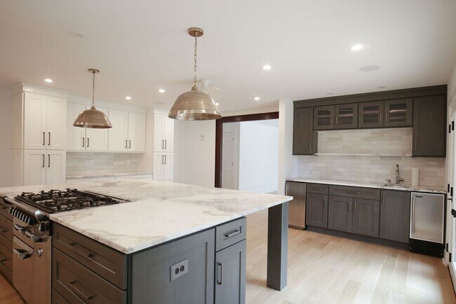 Building Photo - Available 6/15. Stunning, Fully-Rennovated...