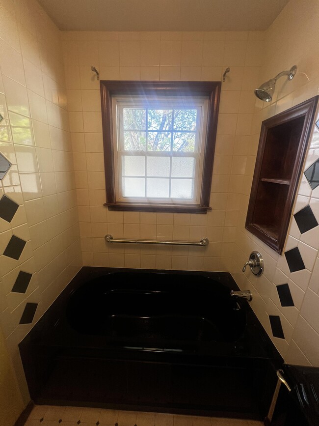 Building Photo - 230 S Circlecrest Dr