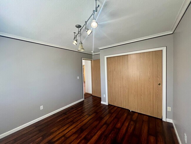 Building Photo - Well Maintained and Spacious 4 Bed