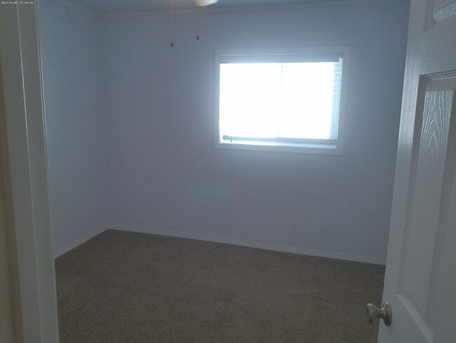 Building Photo - Pool Home 3 bedroom 2 bathroom Long term