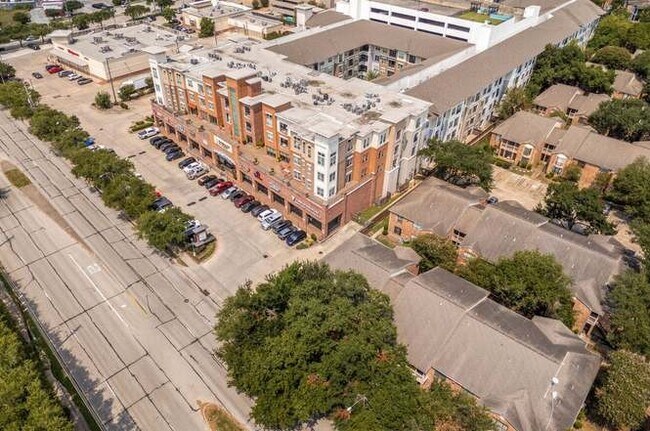 Building Photo - 2255 Braeswood Park Dr