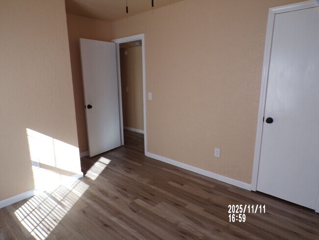 Building Photo - home located close to Bishop School District