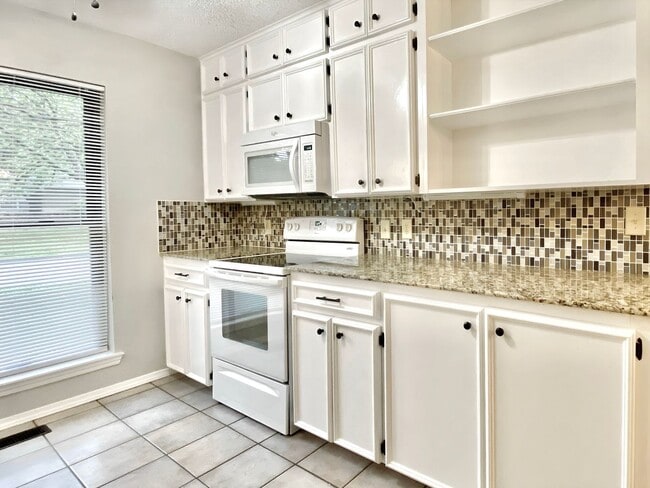 Building Photo - Modern Comfort Meets Prime Location in West Highlands