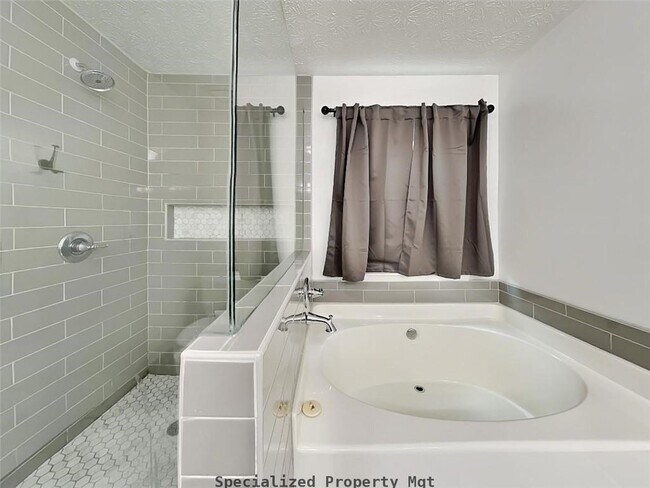 Building Photo - 4660 Hampton Square Dr