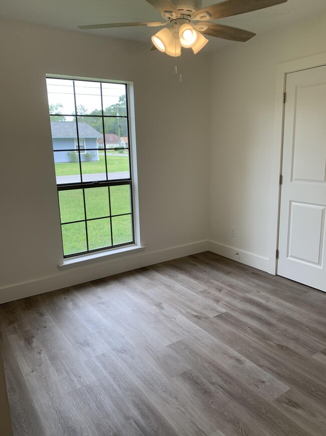 Building Photo - 1425 Mixon Dr