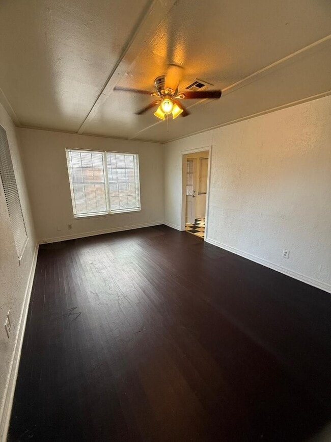 Building Photo - 2 Bed 1 Bath Duplex For Lease NOW!