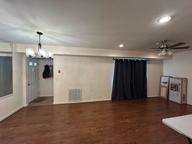 Building Photo - 15 Pointe Cir S