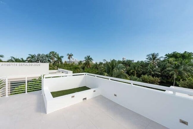 Building Photo - 1325 Bay Dr