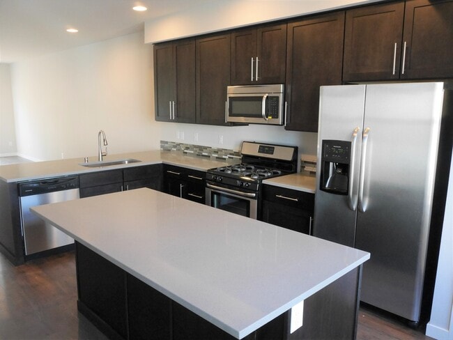 Building Photo - Beautiful Modern 2 Bedroom 2.5 Bath Townhouse in Arcadia Terrace