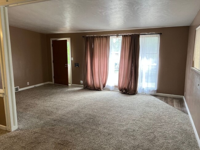 Building Photo - Amazing price amazing location 3+ bedroom ...