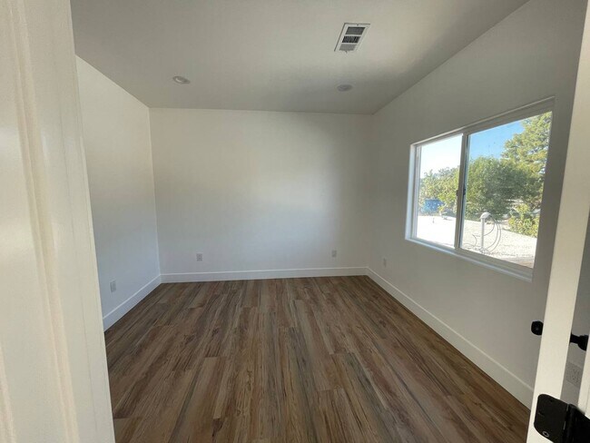 Building Photo - 540 W Elm Ave