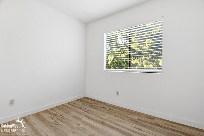 Building Photo - Charming 2Bdm 2Ba Apartment in Mission Hills - MI Special
