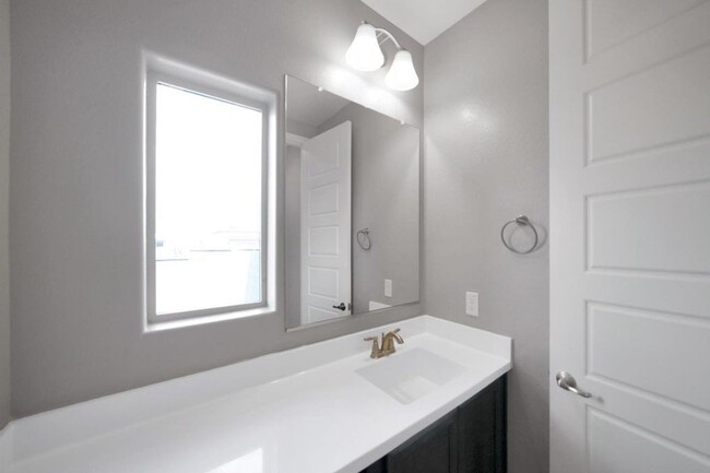 Building Photo - LUXURY TOWNHOME IN PNORTERRA WITH COMMUNIT...