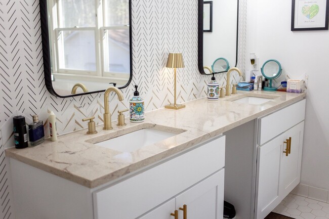 Building Photo - Move In Ready 4 Bedroom House in Yorktown!