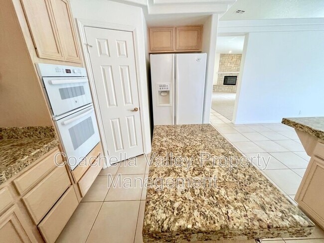 Building Photo - 78855 Aurora Way