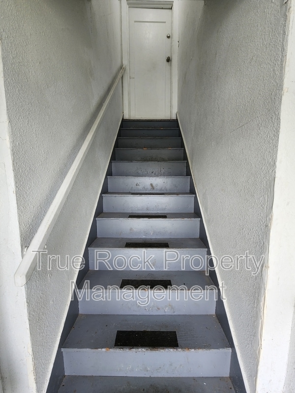 Building Photo - 204 1/2 E 2nd