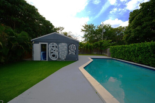 Building Photo - 717 N E St