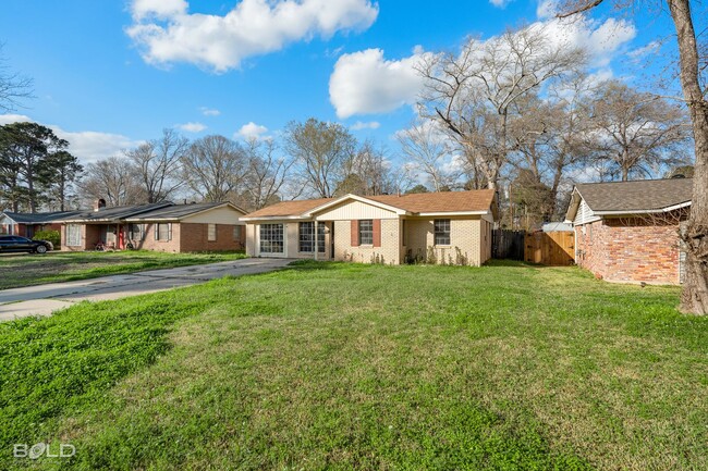 Building Photo - 1136 N Southland Park Dr