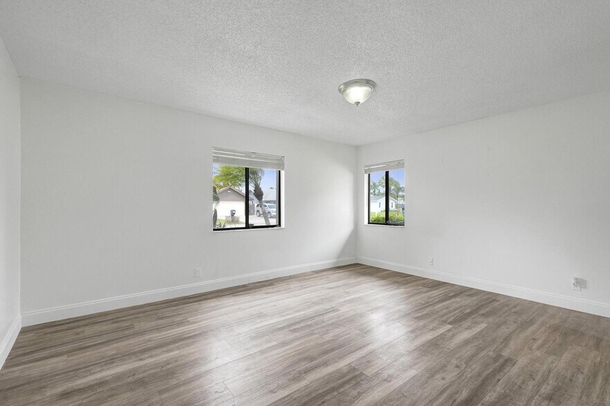 Building Photo - 5127 Woodstone Cir E