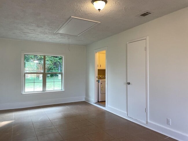 Building Photo - 2501 Peach Tree Ln