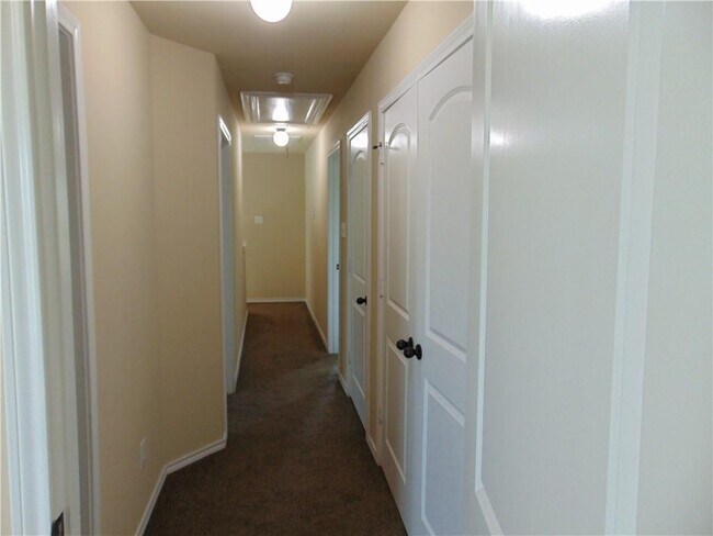 Building Photo - 185 Creekside Villa Dr