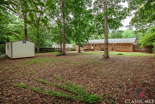 Building Photo - 560 Greencrest Dr