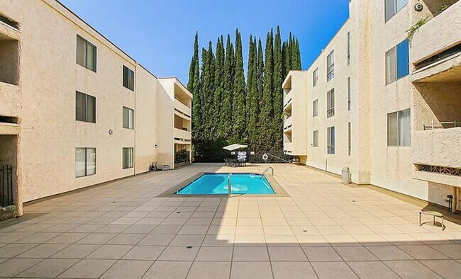 Building Photo - "Chic Pasadena Retreat: 1-Bedroom Gem with...