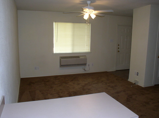 Studio Bedroom - Eagle Place Apartments