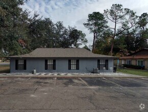 Building Photo - Cozy 2/1 Quadplex in NW Gainesville – Quie...