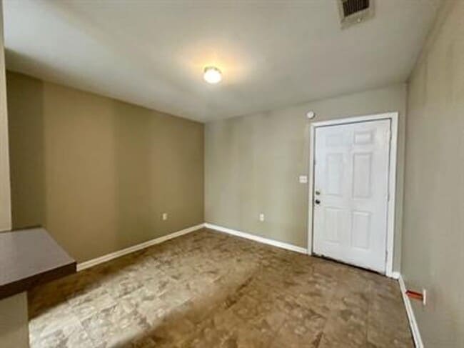 Building Photo - House for Rent