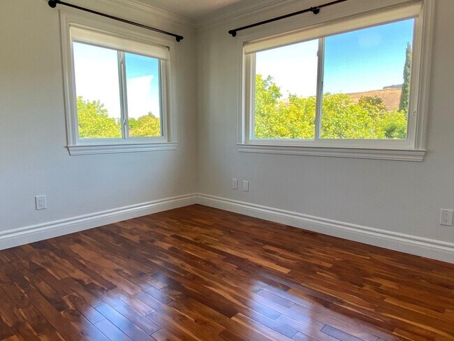 Building Photo - 363 El Portal Way