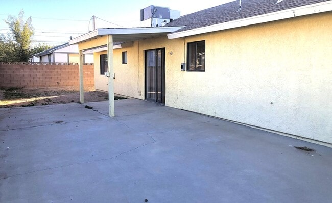 Building Photo - Centrally Located