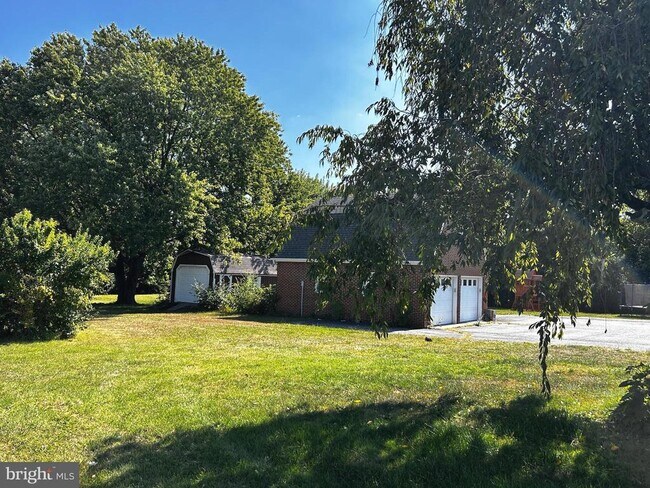 Building Photo - 3290 Shawnee Dr