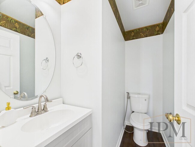 Building Photo - Beautiful 3 Bedroom End Unit in Highly Des...