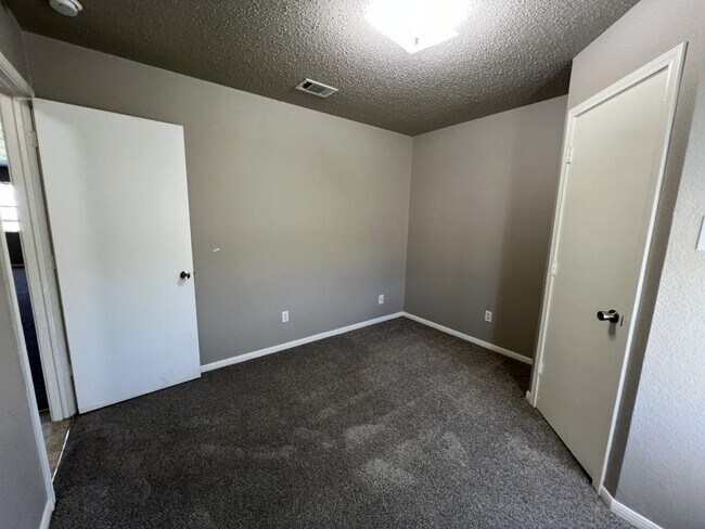 Building Photo - 4115 Mustang Dr