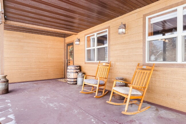 Building Photo - Spacious 4-Bedroom Home in the Heart of Sh...