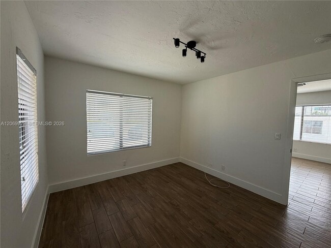 Building Photo - 107 W Pembroke Rd