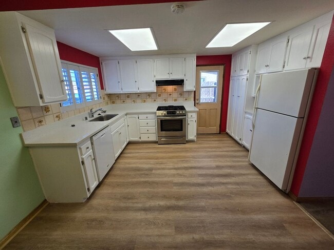 Building Photo - Spacious 3BR/2BA with Modern Upgrades, Lar...