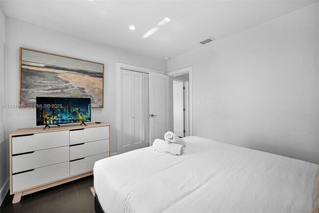 Building Photo - 150 NE 50th St