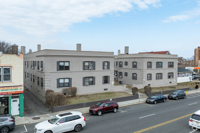 Building Photo - 116 W Merrick Rd