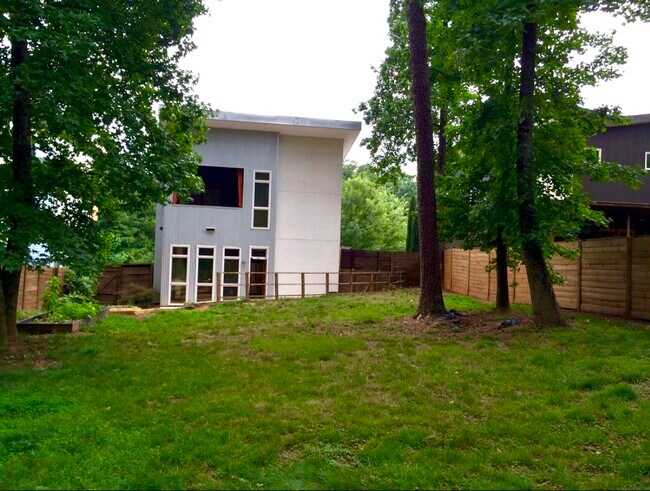 Building Photo - 2466 Lake Dr SE