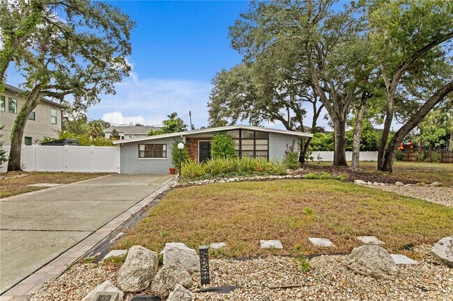 Building Photo - 2407 S Lois Ave