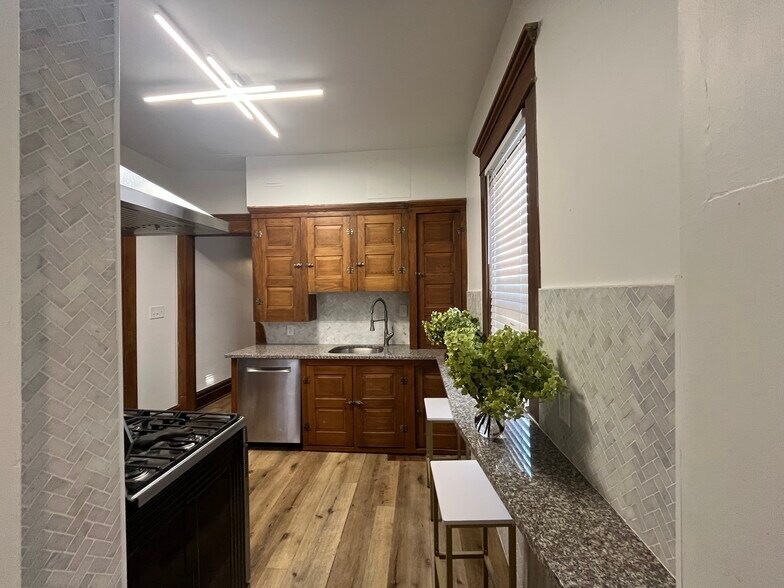 VICTORIAN CABINETRY WITH LUXURY GRANITE - 32 E Northwood Ave