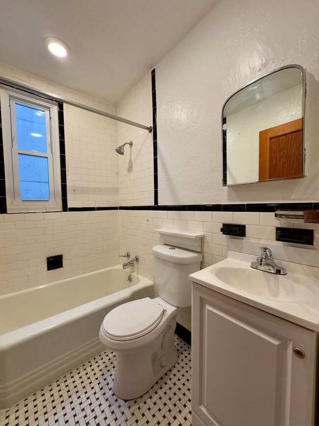 Building Photo - 402 Folcroft St