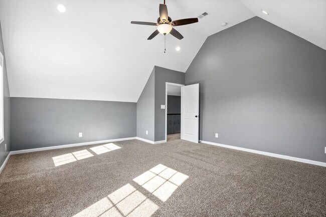 Building Photo - Pet Friendly Four Bedroom with Bonus!