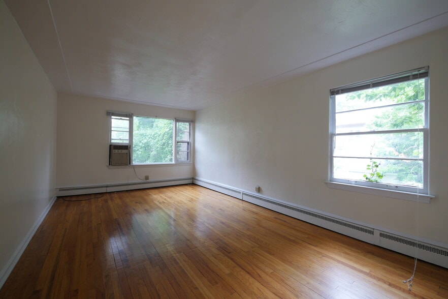 North view living room - 717 W S St